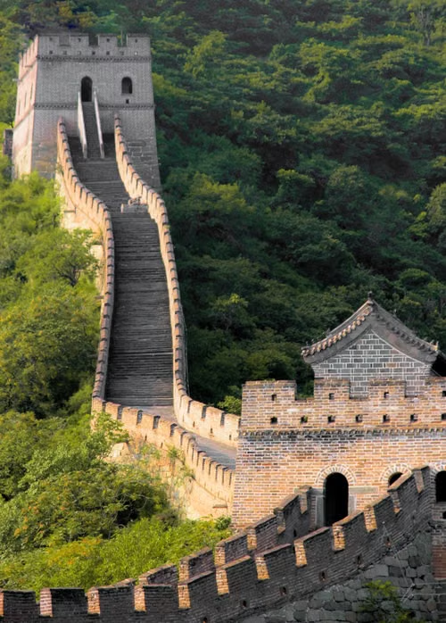 MesserschmittX's tweet photo. MYTH: The Great Wall of China is visible from space with the naked eye.

FACT: It isn't, and certainly not from the Moon.

The wall is very long, but mostly only a few meters wide and nearly the same color as the surrounding terrain. Spotting it from low Earth orbit, about 400 km up, is like spotting a single hair from several kilometers away.

China's first astronaut, Yang Liwei, said after his 2003 flight that he couldn't see it. Highways, airports and city lights are far easier to spot from orbit.