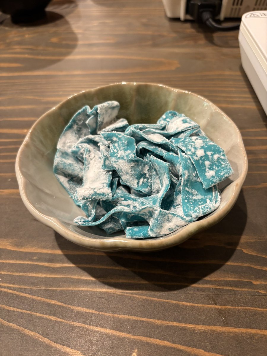 shirogane_white's tweet photo. 四万温泉でいただいた、おっ切り込みうどん。
色が与える効果って…侮れない。しかしとってもとっても美味しかった。胡麻豆乳のスープがよく合いました。 https://t.co/8WlndG5OLK