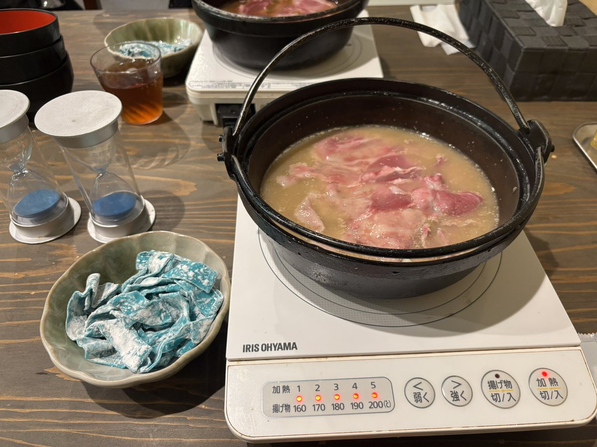 shirogane_white's tweet photo. 四万温泉でいただいた、おっ切り込みうどん。
色が与える効果って…侮れない。しかしとってもとっても美味しかった。胡麻豆乳のスープがよく合いました。 https://t.co/8WlndG5OLK