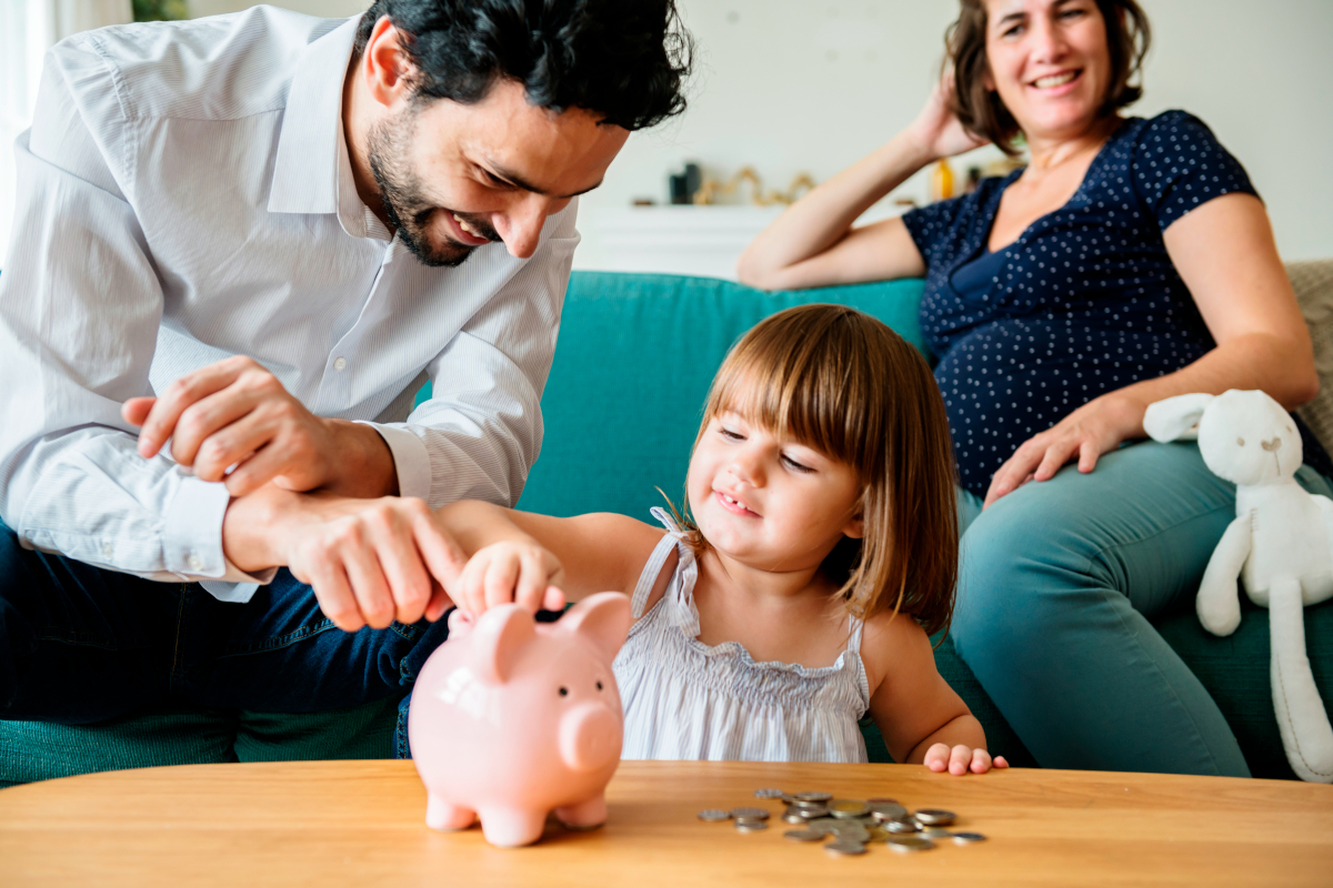 MoneyRadar_FR's tweet photo. 🚨🇫🇷 À L'INSTANT : le gouvernement veut faire baisser fortement la taxe sur les donations aux enfants et petits-enfants en 2027.

La mesure figure à l'article 4 du projet de loi de finances 2027. Elle concerne les dons d'argent réalisés entre le 1er janvier et le 30 juin 2027.

➡️ Le don familial d'argent exonéré passe de 31 865 € à 50 000 €.

➡️ Au-delà, jusqu'à 100 000 € par donateur et par bénéficiaire, les droits tombent à 6 %, contre 20 % aujourd'hui pour la tranche la plus courante entre parents et enfants. Sur 100 000 €, l'impôt passerait à 6 000 €.

➡️ Le taux descend à 5 % si le bénéficiaire reverse au moins 1,1 % de la somme à une association d'aide aux plus démunis ou aux victimes de violences conjugales.

Pour en profiter, le bénéficiaire doit être un enfant, un petit-enfant ou un arrière-petit-enfant (à défaut, un neveu ou une nièce), âgé de 18 à 50 ans.
Le don doit être déclaré dans le mois.

Ces dons échappent au rappel fiscal de 15 ans, donc les abattements classiques restent intacts.

L'objectif : faire circuler l'épargne des plus âgés vers les jeunes, pour financer un logement ou un projet.

⚠️ Ce n'est encore qu'un projet, le texte doit être voté par le Parlement.

(Source : Assemblée nationale)

#budget2027 #fiscalité #Patrimoine