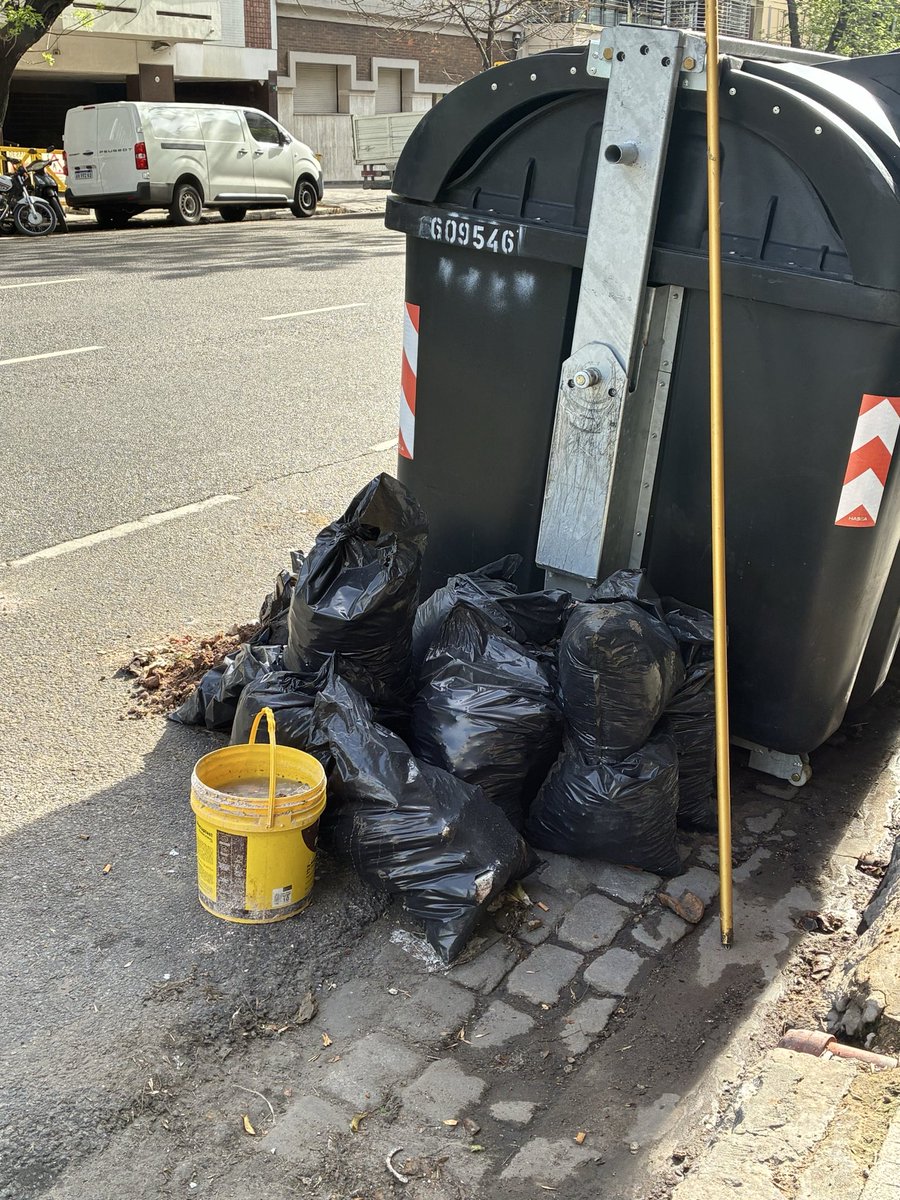 NerinaAndrea's tweet photo. Cuarto día de reclamo y no se llevan  los escombros @jorgemacri @ibaistrocchi @DaroNieto  @gloriallopiz @gcba @lauritalonso  @gzinny  @CominVillanueva #cabaabandonada #mugre escombros en  Avellaneda 2072. Cuál es la empresa recolectora de la zona ?Quien controla ? @VecinosCon5633 https://t.co/iNM9namNs9