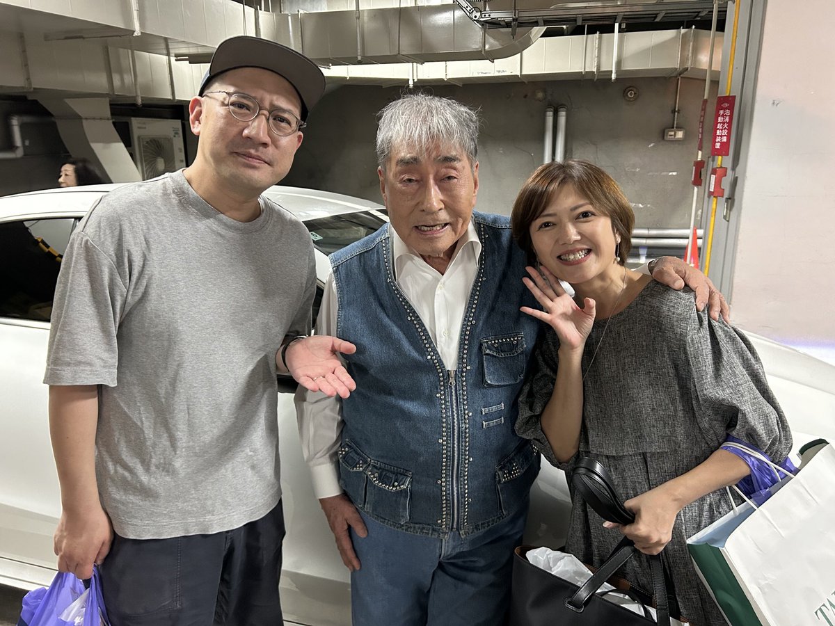 ichinosuke111's tweet photo. マムちゃん寄席、お開き。

左　元気だなー、90歳@エレベーター

右　私、マムちゃん、外山さん@駐車場 https://t.co/3kOY3BYQax