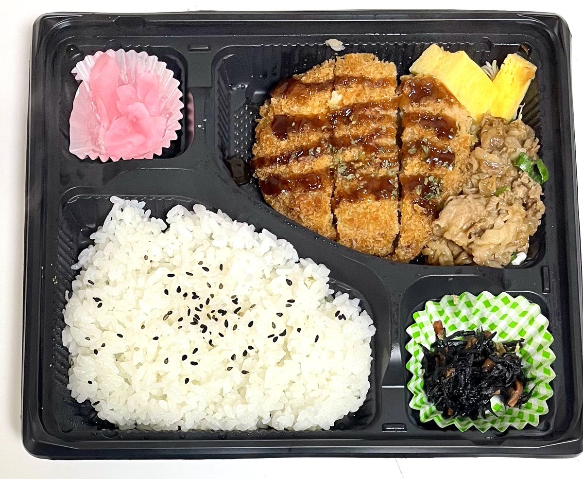 axisquattro's tweet photo. 今晩は疲れたので、メンチカツ弁当になりました🍱

いつでも温かなお弁当が食べられる日本、素晴らしい😆 https://t.co/qTgDE5wT8b