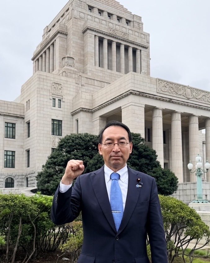 nishizono_katsu's tweet photo. 【第222回臨時国会が開会】

本日、第222回臨時国会が召集され、12月12日まで69日間にわたる論戦がスタートしました。
高市首相の所信表明演説で���、食料品の消費税減税に取り組む方針が示されました。しかし、そのための安定的な財源については、いまだ明確に示されていません。

国と地方を合わせた長期債務残高は、すでに1,200兆円を超える規模に膨らんでいます。2027年度には、国債の元本返済や利払いなどに充てる国債費として36兆円が計上されています。日本の財政が極めて厳しい状況にある中、単年度のプライマリーバランス黒字化を断念し、さらなる赤字国債の発行に依存することになれば、将来世代への負担を一層拡大させることになります。

とりわけ、物価上昇が続く中で、財源の裏付けに乏しい積極財政を進めれば、円安や長期金利の上昇をさらに招き、市場からの信認を損なうおそれがあります。ひとたび通貨や国債への信頼が揺らげば、国民生活や日本経済そのものに深刻な影響を及ぼしかねません。

日本は、危機が少しずつ進行する「茹でガエル」のような状況に陥りつつあります。だからこそ、目先の政策だけではなく、将来にわたって持続可能な財政運営に真正面から向き合わなければなりません。

財源を曖昧にしたまま歳出拡大を進める高市内閣の財政運営には、強い警鐘を鳴らさざるを得ません。この臨時国会で、政府の財政運営のあり方を厳しく質してまいります。

#臨時国会
#消費税減税
#財政運営