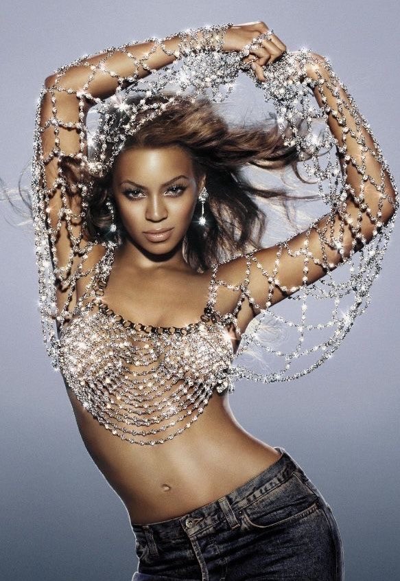 sweetfantasybby's tweet photo. According to Guinness World Records, the 5 best selling female artists are :

- Madonna : +400M
- Rihanna : +250M
- Mariah Carey : +220M
- Taylor Swift : ~200M
- Beyoncé : 200M

note : GWR only adds up worldwide certified pure purchases (physical and paid digital downloads) https://t.co/2BRRUz4Mpk
