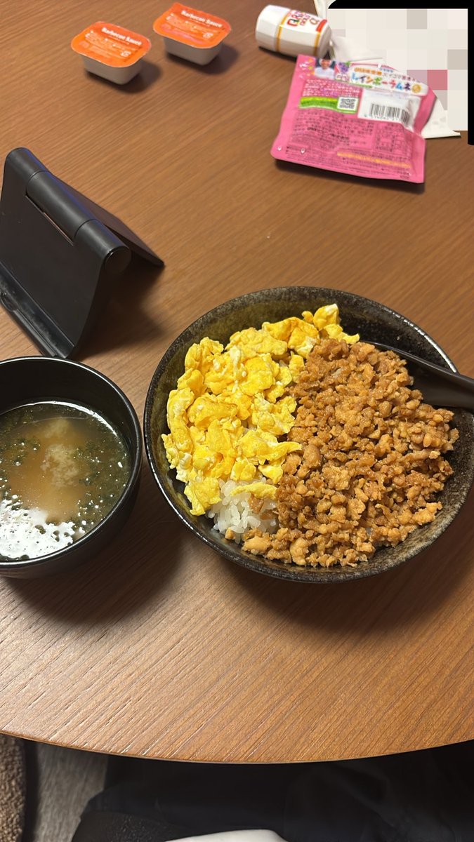 outigakareshi's tweet photo. これは鶏そぼろ丼。
緑なんていらねぇんだよ！ https://t.co/5soRvnZeVP