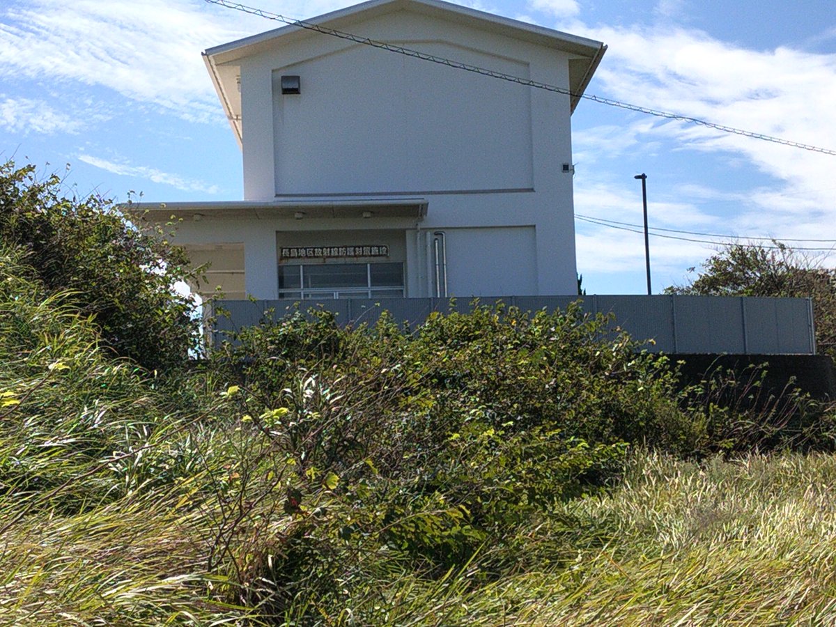ab_qma9's tweet photo. 船上からも視認できる白亜の建物は閉校した三島小学校長島分校で、現在は放射線防護対策施設として供されています　物々しい名前ですが佐賀県玄海原発の近くなので避難所として確保しているのですね　当日はちょうど原子力防災訓練の日で、島内無線で放送されていました
#長島
#熊Q202609壱岐渡良三島 https://t.co/VaDJPWDNpo