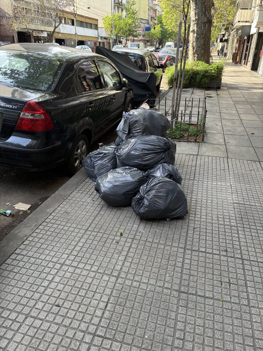 NerinaAndrea's tweet photo. Hola siguen  los escombros @jorgemacri @ibaistrocchi @DaroNieto  @gloriallopiz @gcba @lauritalonso  @gzinny  @CominVillanueva #cabaabandonada #mugre escombros en  Boyaca 364. Cuál es la empresa recolectora de la zona ? Quien controla ? @VecinosCon5633 https://t.co/2ENeCU6vC9