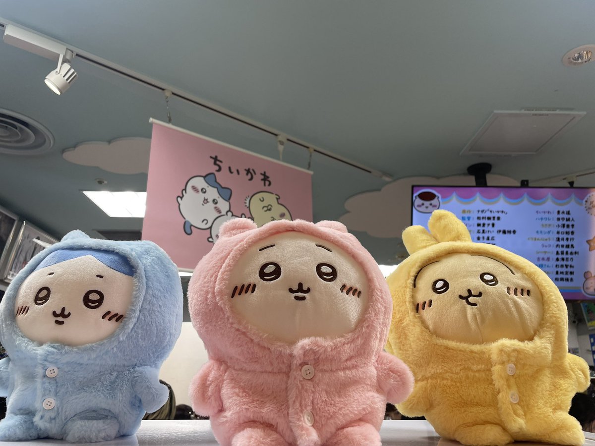 choqz0a's tweet photo. 앞 두 장은 애니메고 뒤 두 장은 도쿄역 치이카와샵 https://t.co/C70IINxojq