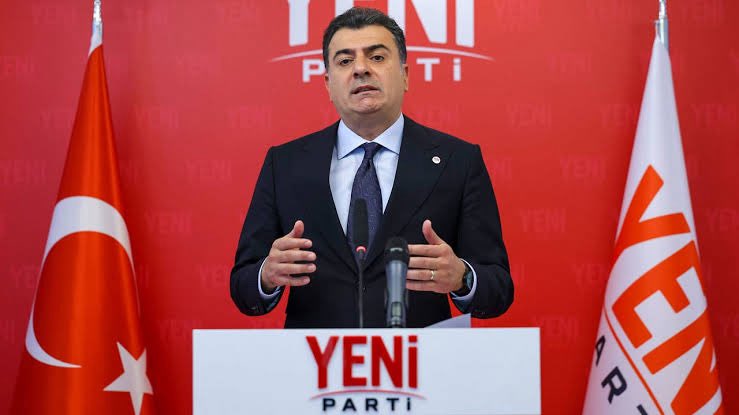 radarhaberr's tweet photo. YENİ Parti Sözcüsü Zeynel Emre:

“Daha önce AKP'de iki dönem milletvekilliği yapmış Osman Arıkan Nacar'ın 20 Milyar TL çekip yurt dışına kaçtığının haberi çıktı. Ortağı tutuklu. 

Ömer Çelik'e soruyorum. Siz bu kişiyle birlikte çok kısa bir süre önce tatil yaptınız mı? Ankara'ya birlikte döndünüz mü?”