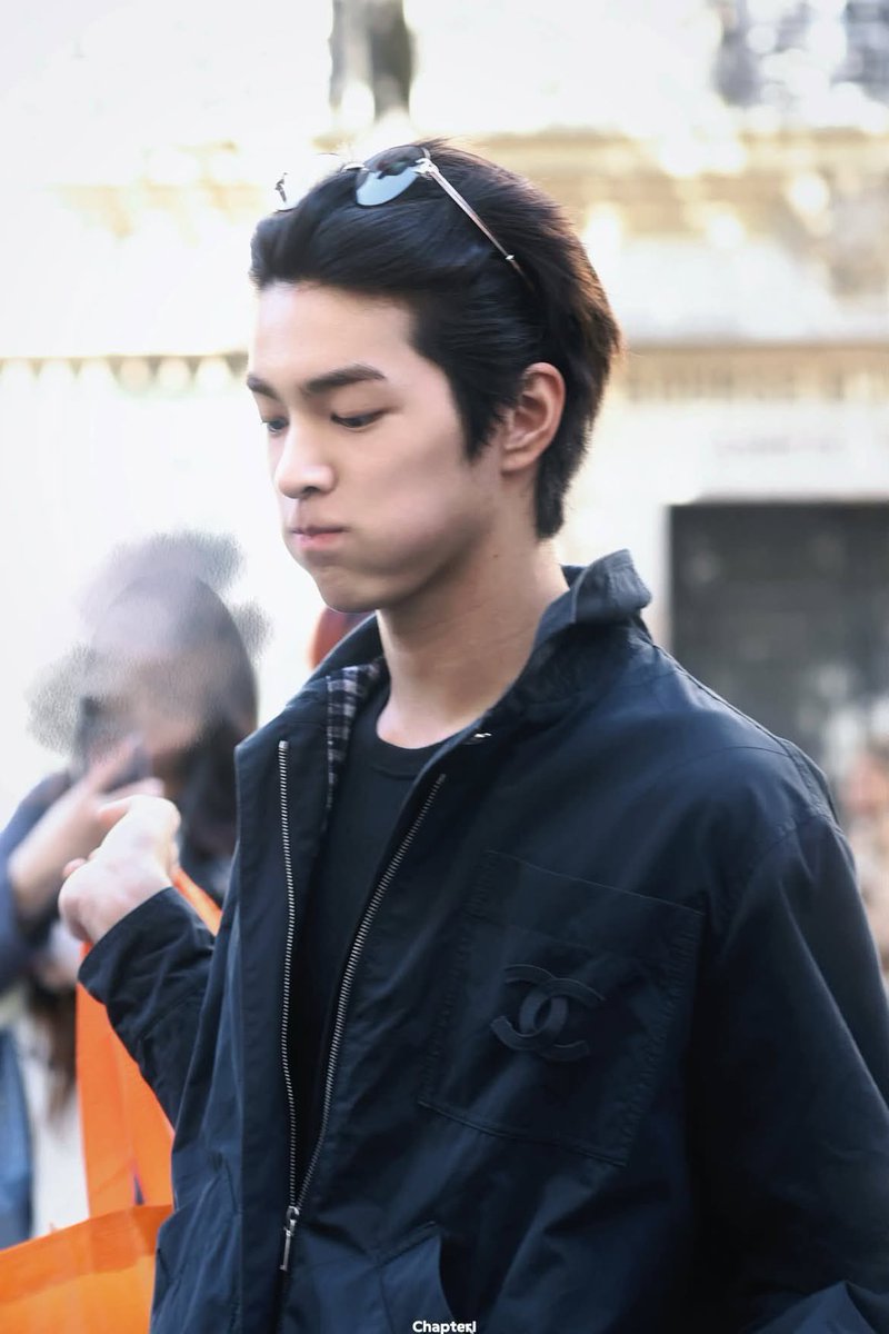 PLOCKET0d's tweet photo. Ummm 🙂‍↕️🐶 
#keonho #건호 #KEONHOxCHANELSS27 https://t.co/C4P5M2fvMf