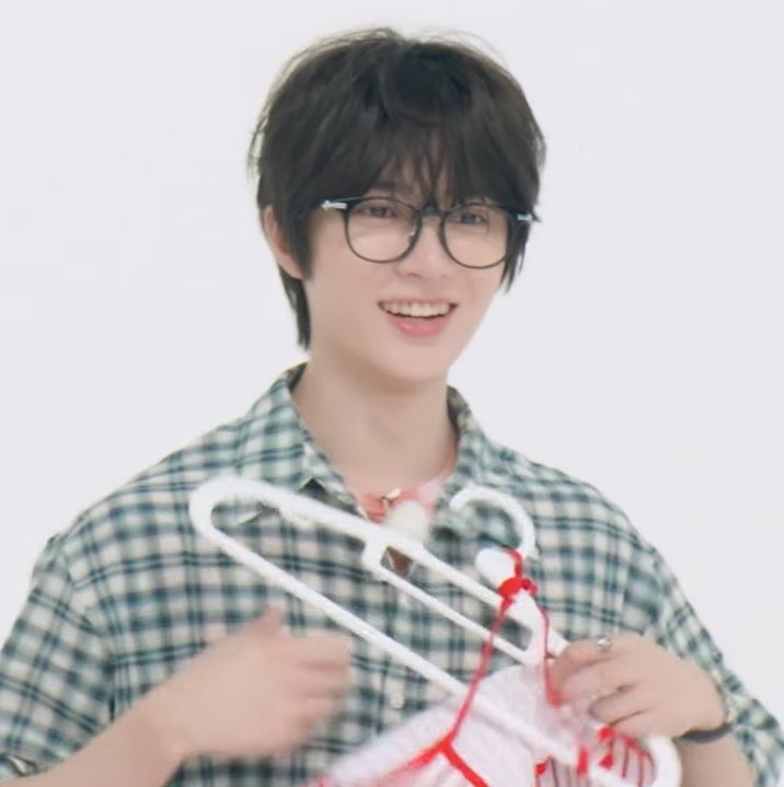 beomgyuhourly's tweet photo. BEOMGYU IN SPECS >>>> https://t.co/gs1f4D9QFN