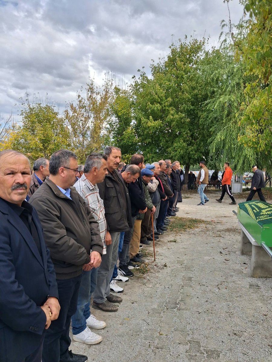 ozgurletokat's tweet photo. Başkanımız Aytekin Ayan, 2023 yerel seçimlerinde #Çamlıbel Belediyesi başkan adayımız Deniz Menevşe’nin kıymetli abisi Mehmet Ali Menevşe’nin cenazesine katılarak acılarını paylaştı.Merhuma Allah’tan rahmet; Deniz Başkanımıza, ailesine ve yakınlarına sabır ve başsağlığı diliyoruz https://t.co/QXVjKjTVFL