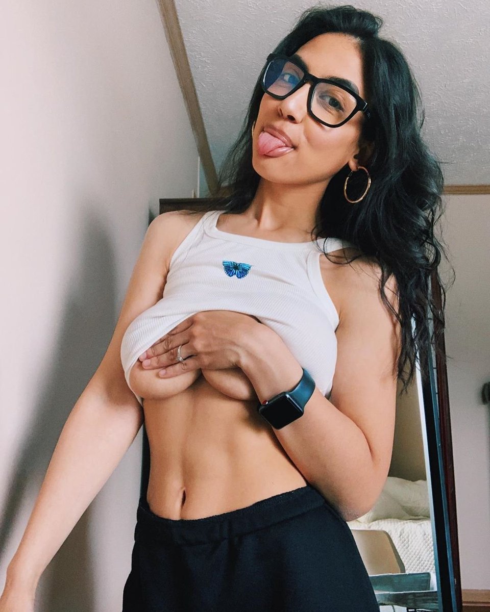 tiarashub's tweet photo. What would you do if I showed up at your front door like this? https://t.co/5gRPKppYdx