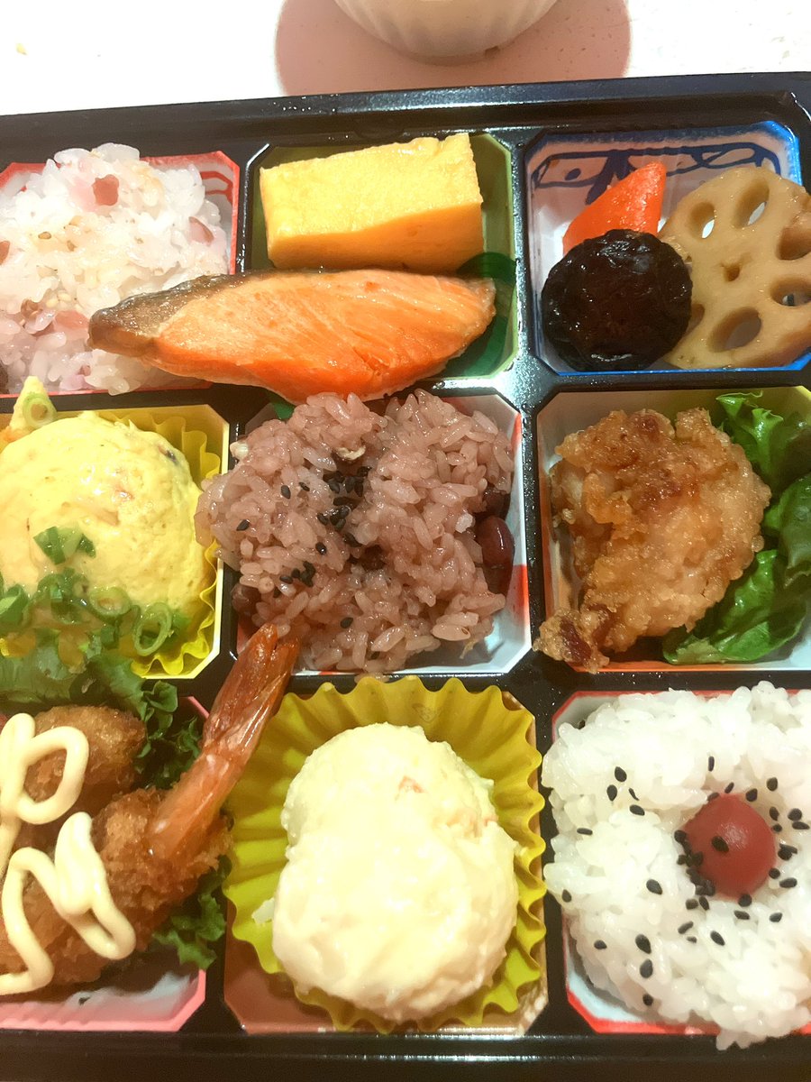 yamikosameri's tweet photo. スーパーのちょっと良いお弁当様🍱噛���吐いた。ご飯は半分残した。エビフライ🍤にはマヨネーズ。椎茸が美味しかった。チューイングは私を救ってくれる。 https://t.co/5lXg1pn7mM