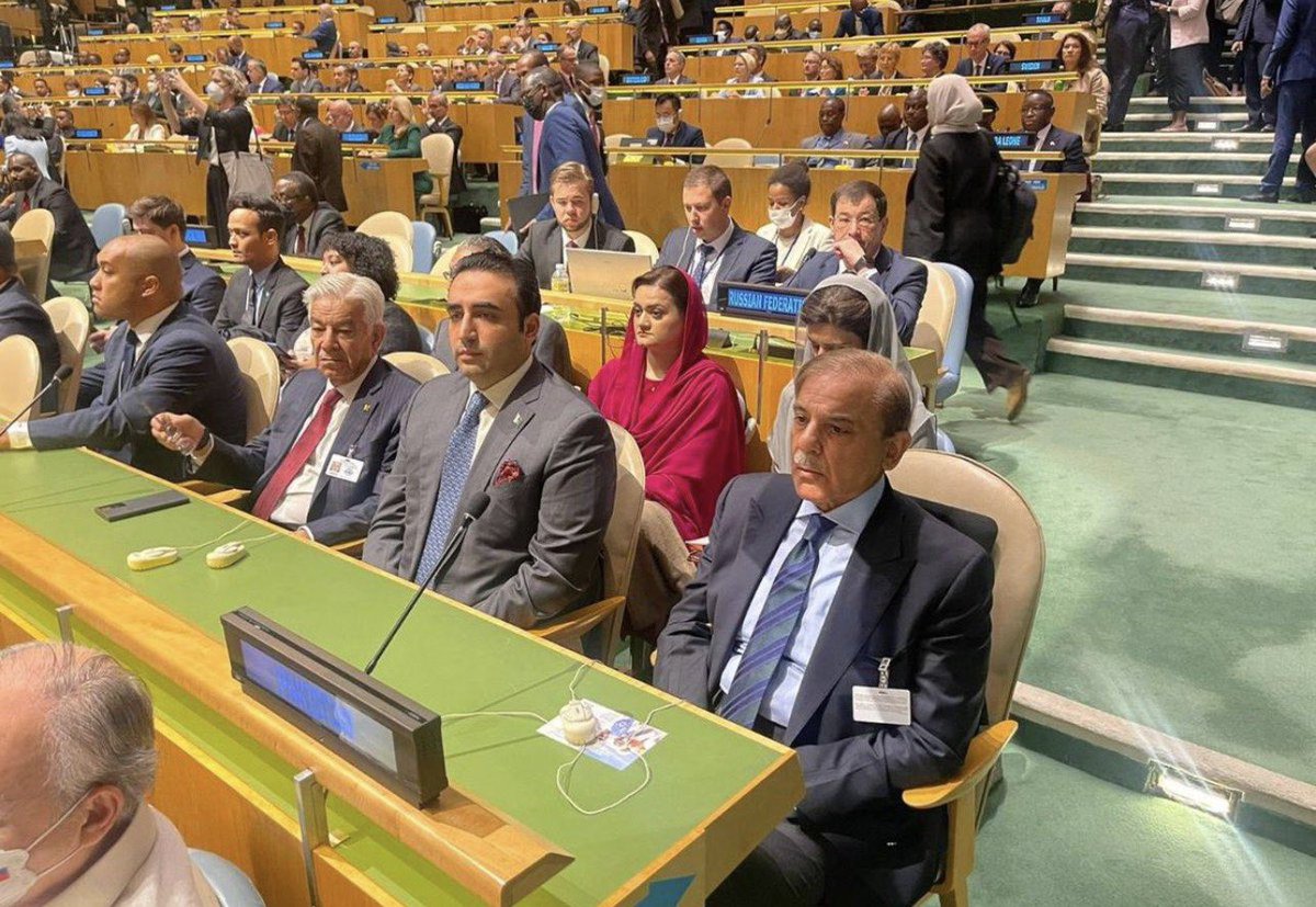 M_Qasim_Azzam's tweet photo. #مهم
ډېرې د ذلت او شرمندګۍ شیبې وې د پاکستان لپاره.
پاکستان ته په ښکاره وویل شول چې شواهد وړاندې کړئ، آیا په افغانستان کې مو رښتیا هم ترهګر وژلي دي؟ خو په دومره ستر نړیوال کانفرانس کې یې سترګې ښکته کړې وې، ژبه یې بنده وه او د خپل دریځ لپاره یې هېڅ د منلو وړ ځواب نه درلود.
داسې ذلت چې انسان یې تصور هم نه شي کولای؛ نه یې څوک په دفاع کې ودرېدل او نه یې څوک خبره جدي ونیوله. ټولو ښه په ډاګه وپېژندل چې دا بدمرغه پوځي رژیم د خپل ولس د ګټو پر ځای پردۍ اجنډاوې پر مخ وړي، د دروغو او تورونو سیاست یې خپل کړی او چې کله د خپلو ادعاوو د ثبوت وخت راشي، بیا یې د ویلو لپاره هېڅ نه وي.