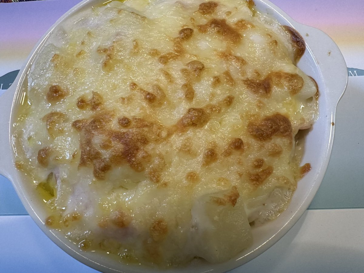 smomoya's tweet photo. #おうちごはん
#ドリア

ジャガイモ🥔
タマネギ🧅
ハム　オクラ
ホワイトソースで味付け
ごはんに乗せ　　トースターで8分焼き
チーズが焦げて……
出来上がり❣️

ホクホクで美味しかったです✨✨✨ https://t.co/dOejeQ3qEI