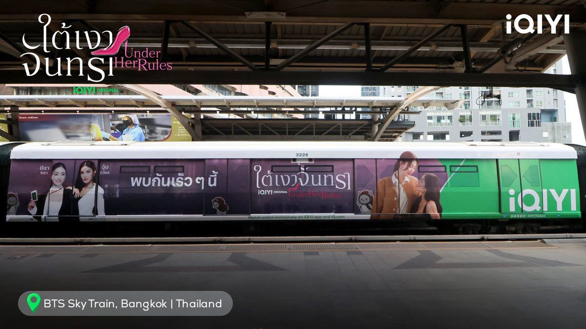 thaiglfess's tweet photo. glfess! Kalau main ke Bangkok dan naik kereta BTS, jangan lupa foto sama ini yaaa hehe

Beberapa detail penting tentang series ini:

📝 Under Her Rules The Series
👯 MeenBabe (Meena dan Aoom - couple dari Miss Grand Organization atau MGO) 

📆Trailer: 23 Oktober 2026
⏰Trailer: 19.00 WIB

📆Episode 1: 7 November 2026
⏰Episode 1: 20.00 WIB
🖥iQIYI dan https://t.co/oSmT4jUcar

‼️Pilot sudah rilis tahun lalu di YouTube MGI Beyond