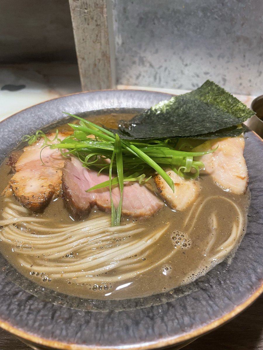 halsyougun's tweet photo. improv.

▪︎超高級白銀煮干と地鶏黄金白湯の完全なる特濃融合

▪︎特濃ニボチーズAedama

幾重にも重なった煮干しの旨味と計り知れない鶏白湯の深いコクこれら完璧に調和した店主の技量。

とりあえず手合わせて拝んでみた。

ご馳走様でした。

弱った体も完全回復に感謝 https://t.co/xl3CxAACTJ
