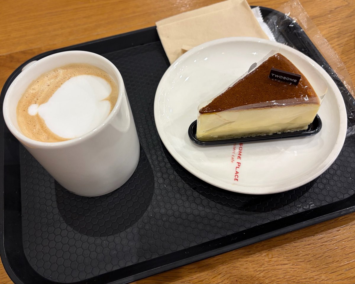 mofu__panda's tweet photo. 昨日から韓国いるのに、インフル明けで体調戻ってないのとオペ後謎の左目激痛により冷麺とチキンとコンビニ飯しか食べてない🤣🤣
買い物欲も食欲もないのしんどい🥹
せめてと思ってtwo some placeきた！チェーン店の安心感たるや🤣💕 https://t.co/uWKr2bHIZE