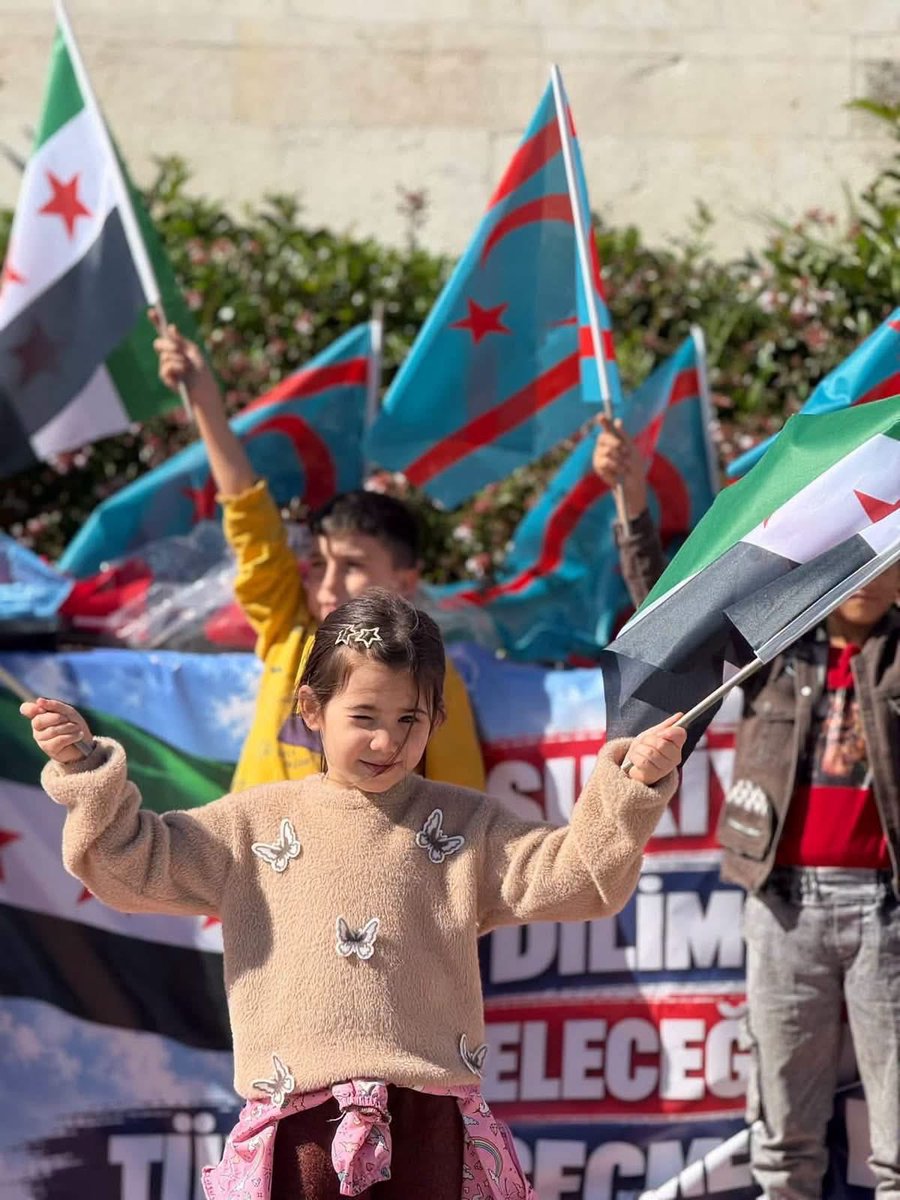 suriyeturkmnler's tweet photo. Dilimiz, çocuklarımızın geleceğidir.

Türkçe sadece bir ders değil; kimliğimiz, kültürümüz ve geleceğimizdir.
Çocuklarımızın ana dilini öğrenme hakkı pazarlık konusu yapılamaz.

Dilimiz kimliğimizdir. Geleceğimiz çocuklarımızdır. https://t.co/3KFHWyvpCR