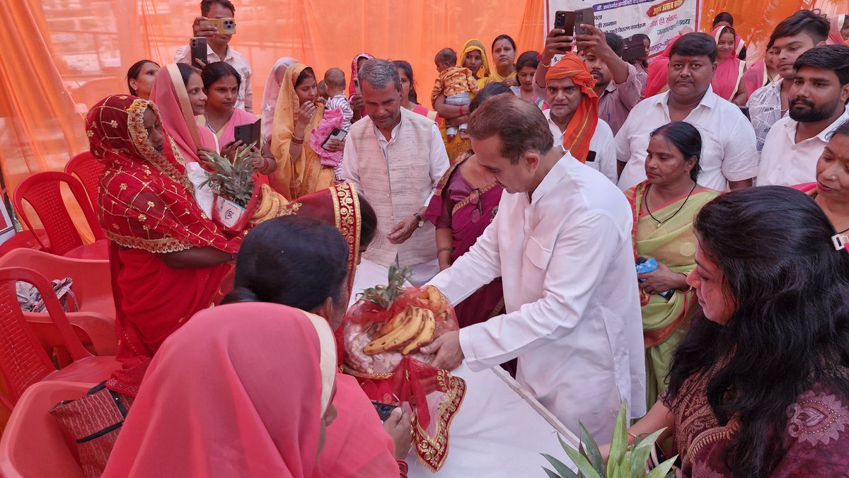 KVSinghMPGonda's tweet photo. सेवा संकल्प अभियान के क्रम में अपने संसदीय क्षेत्र गोंडा के विकासखंड मनकापुर में आयोजित अन्नप्राशन एवं गोदभराई कार्यक्रम में सहभागिता कर मातृ एवं शिशु स्वास्थ्य से जुड़े प्रयासों का निरीक्षण किया।

इस अवसर पर आंगनबाड़ी कार्यकत्री बहनों द्वारा आयोजित रेसिपी प्रतियोगिता का भी निरीक्षण किया तथा उनके प्रयासों एवं सहभागिता को प्रोत्साहित किया। साथ ही आंगनबाड़ी कार्यकत्री बहनों को साड़ी भेंट कर सम्मानित किया।

हमारा निरंतर प्रयास है कि माताओं और बच्चों को बेहतर पोषण, स्वास्थ्य एवं देखभाल की सुविधाएँ मिलें तथा आंगनबाड़ी कार्यकत्री बहनों के समर्पण और सेवाभाव को उचित सम्मान मिले।

इस अवसर पर माननीय विधायक मनकापुर श्री रमापति शास्त्री जी, माननीय ब्लॉक प्रमुख मनकापुर श्री जगदेव चौधरी जी, भाजपा के सम्मानित पदाधिकारी एवं कार्यकर्तासाथी तथा अधिकारीगण उपस्थित रहे।

#AanganKaMilan

@PMOIndia @narendramodi @NitinNabin @MinistryWCD @Annapurna4BJP @myogiadityanath @BJP4India @BJP4UP @mppchaudhary @RPShashtri @dmgonda2 @PIB_India @DDNewslive @airnewsalerts @PibLucknow