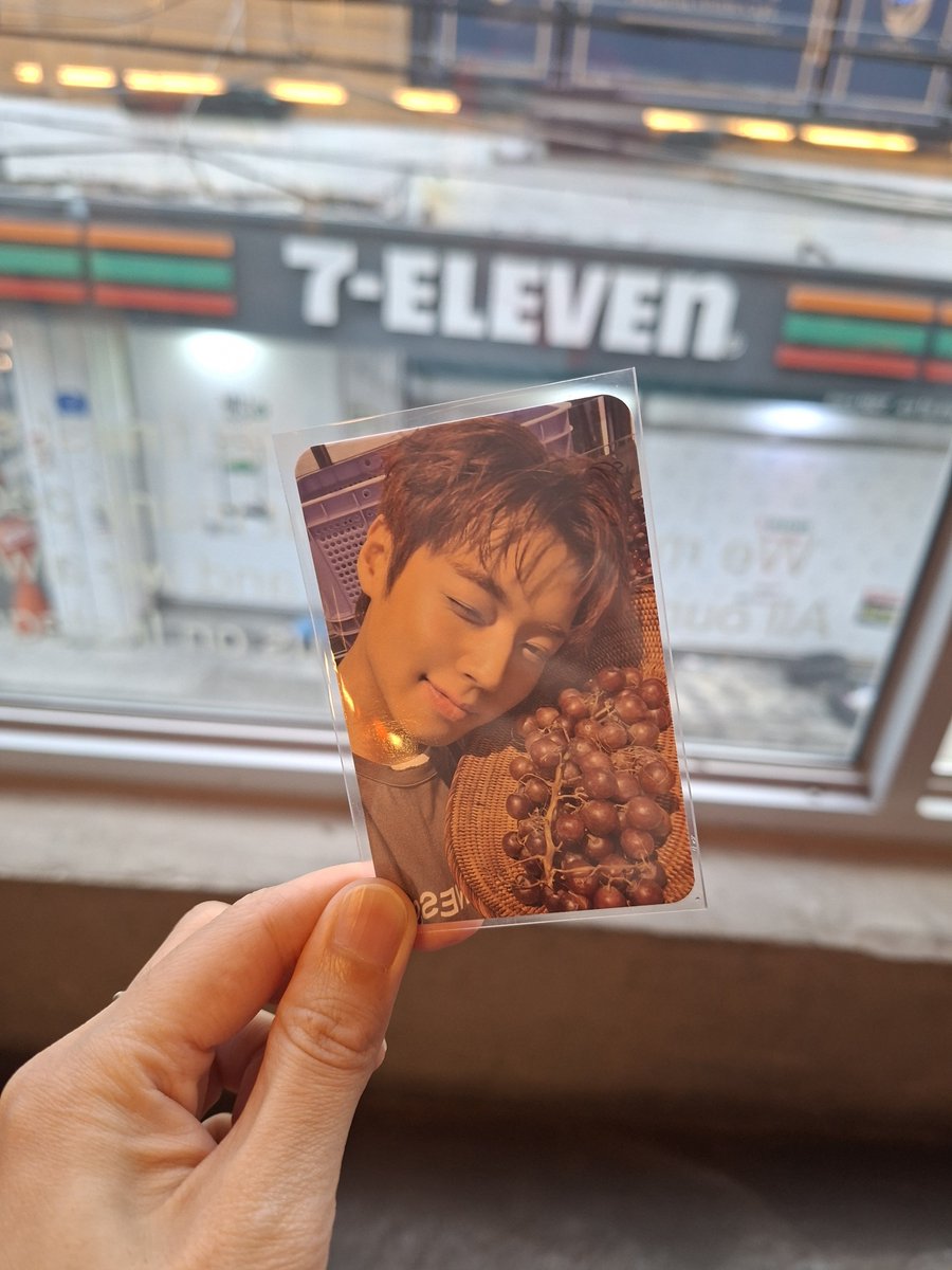 shkwalk's tweet photo. 오늘 첫메이팅하구 너무 재밌고 지후니얘기만할수있다니 너무행복했음 너어무 귀여운 포카도선물받음❤️
@wing__ddu 
언니 고마웡🥹알라뷰❤️ https://t.co/ndm514iuvG