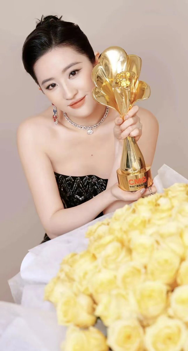 KaylaPikerwxu's tweet photo. La ganadora [奖酉蕾] brilla con luz propia en la ceremonia! https://t.co/QjRuHaa0lF