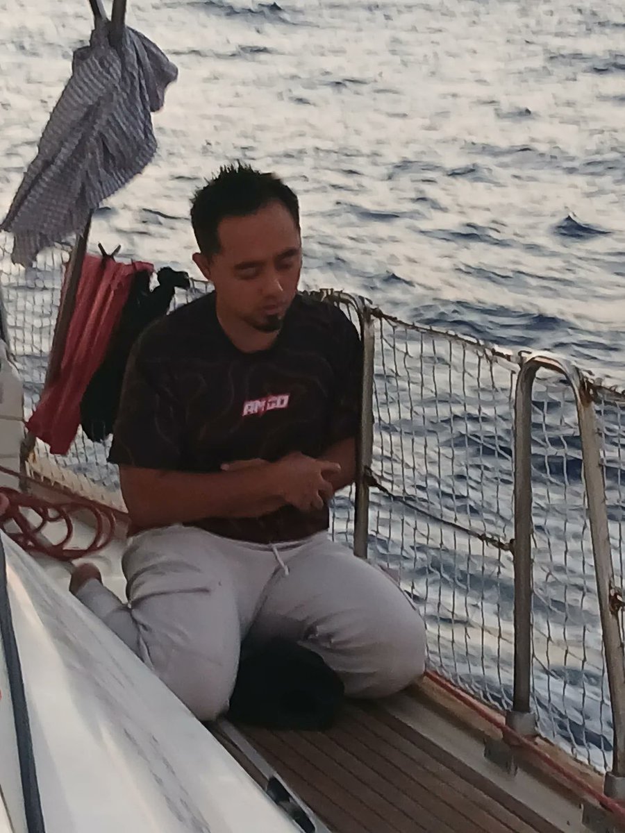 thomas_guenole's tweet photo. Il y a un an, 400 volontaires et 44 bateaux de 40 pays traversaient la Méditerranée pour tenter de briser pacifiquement le blocus israélien illégal et inhumain sur Gaza.
J’étais à bord de l’Aurora. Aucun écrivain n’aurait pu imaginer l’assemblage cosmopolite et foutraque qu’était notre équipage.
Irene, l'Italienne de Médecins Sans Frontières, qui en temps normal sauve des migrants en Méditerranée, et dont les rires éclatent comme des rayons de soleil. Sharka, l’auteure-interprète tchèque d’art contemporain et éducatrice sexuelle psychosomatique, qui devint notre psy et notre prof de yoga.
Cat', l'activiste irlandaise écoféministe aux cheveux tricolores, qui fait la médiatrice de tous avec tout le monde et rédige chaque matin nos répartitions des tâches. Fede, l'acrobate italienne capable d'escalader notre mât, l'infatigable veilleuse de nuit. Sazù, la mystique italienne et cuisinière de refuge de montagne, qui n'a prononcé que deux mots après le bombardement par les drones : « Je reste ». Tabea, l'éboueuse suisse idéaliste devenue gestionnaire en chef des déchets et des stocks de notre navire. Marita, la Chilienne, fille d'un des résistants assassinés par la dictature militaire de Pinochet.
Paolo, le Brésilien, photographe de mode vivant à l’année sur un voilier, notre capitaine, qui une nuit sauva toute la flottille en ordonnant de foncer vers les eaux grecques pendant le bombardement des drones israéliens. Marco, l'Italien de Greenpeace, maestro absolu de la cuisson des pâtes, l'éternel inquiet qui range tout plusieurs fois pour calmer ses angoisses.
Joe, le Malaisien, musulman pratiquant, organisateur de pèlerinages à La Mecque, et qui avait vendu sa voiture pour venir participer à notre convoi humanitaire.
Etienne, l’ébéniste français vivant en Suisse, qui en quelques jours apprit les cordes (littéralement) pour devenir second à bord du voilier. Carles, le marin espagnol imperturbable, notre capitaine après le bombardement, barbe blanche en bataille et clopes roulées au bec.
Et puis tous les autres.
Et puis moi, qui vous ai raconté notre histoire.
Nous sommes unis pour la vie par ce que nous avons traversé ensemble, au service du peuple palestinien.
Fidèlement,
ThG