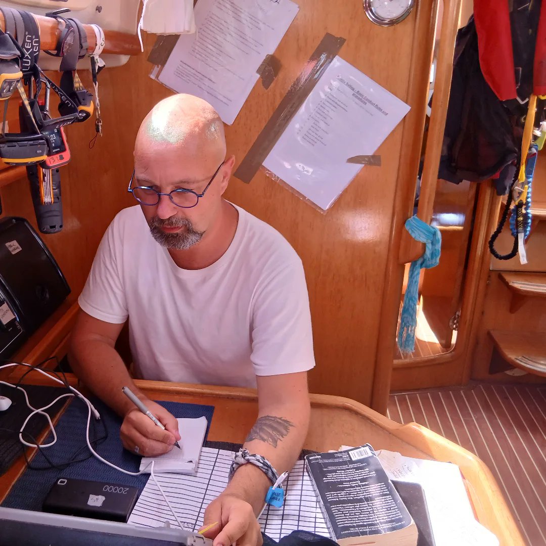 thomas_guenole's tweet photo. Il y a un an, 400 volontaires et 44 bateaux de 40 pays traversaient la Méditerranée pour tenter de briser pacifiquement le blocus israélien illégal et inhumain sur Gaza.
J’étais à bord de l’Aurora. Aucun écrivain n’aurait pu imaginer l’assemblage cosmopolite et foutraque qu’était notre équipage.
Irene, l'Italienne de Médecins Sans Frontières, qui en temps normal sauve des migrants en Méditerranée, et dont les rires éclatent comme des rayons de soleil. Sharka, l’auteure-interprète tchèque d’art contemporain et éducatrice sexuelle psychosomatique, qui devint notre psy et notre prof de yoga.
Cat', l'activiste irlandaise écoféministe aux cheveux tricolores, qui fait la médiatrice de tous avec tout le monde et rédige chaque matin nos répartitions des tâches. Fede, l'acrobate italienne capable d'escalader notre mât, l'infatigable veilleuse de nuit. Sazù, la mystique italienne et cuisinière de refuge de montagne, qui n'a prononcé que deux mots après le bombardement par les drones : « Je reste ». Tabea, l'éboueuse suisse idéaliste devenue gestionnaire en chef des déchets et des stocks de notre navire. Marita, la Chilienne, fille d'un des résistants assassinés par la dictature militaire de Pinochet.
Paolo, le Brésilien, photographe de mode vivant à l’année sur un voilier, notre capitaine, qui une nuit sauva toute la flottille en ordonnant de foncer vers les eaux grecques pendant le bombardement des drones israéliens. Marco, l'Italien de Greenpeace, maestro absolu de la cuisson des pâtes, l'éternel inquiet qui range tout plusieurs fois pour calmer ses angoisses.
Joe, le Malaisien, musulman pratiquant, organisateur de pèlerinages à La Mecque, et qui avait vendu sa voiture pour venir participer à notre convoi humanitaire.
Etienne, l’ébéniste français vivant en Suisse, qui en quelques jours apprit les cordes (littéralement) pour devenir second à bord du voilier. Carles, le marin espagnol imperturbable, notre capitaine après le bombardement, barbe blanche en bataille et clopes roulées au bec.
Et puis tous les autres.
Et puis moi, qui vous ai raconté notre histoire.
Nous sommes unis pour la vie par ce que nous avons traversé ensemble, au service du peuple palestinien.
Fidèlement,
ThG