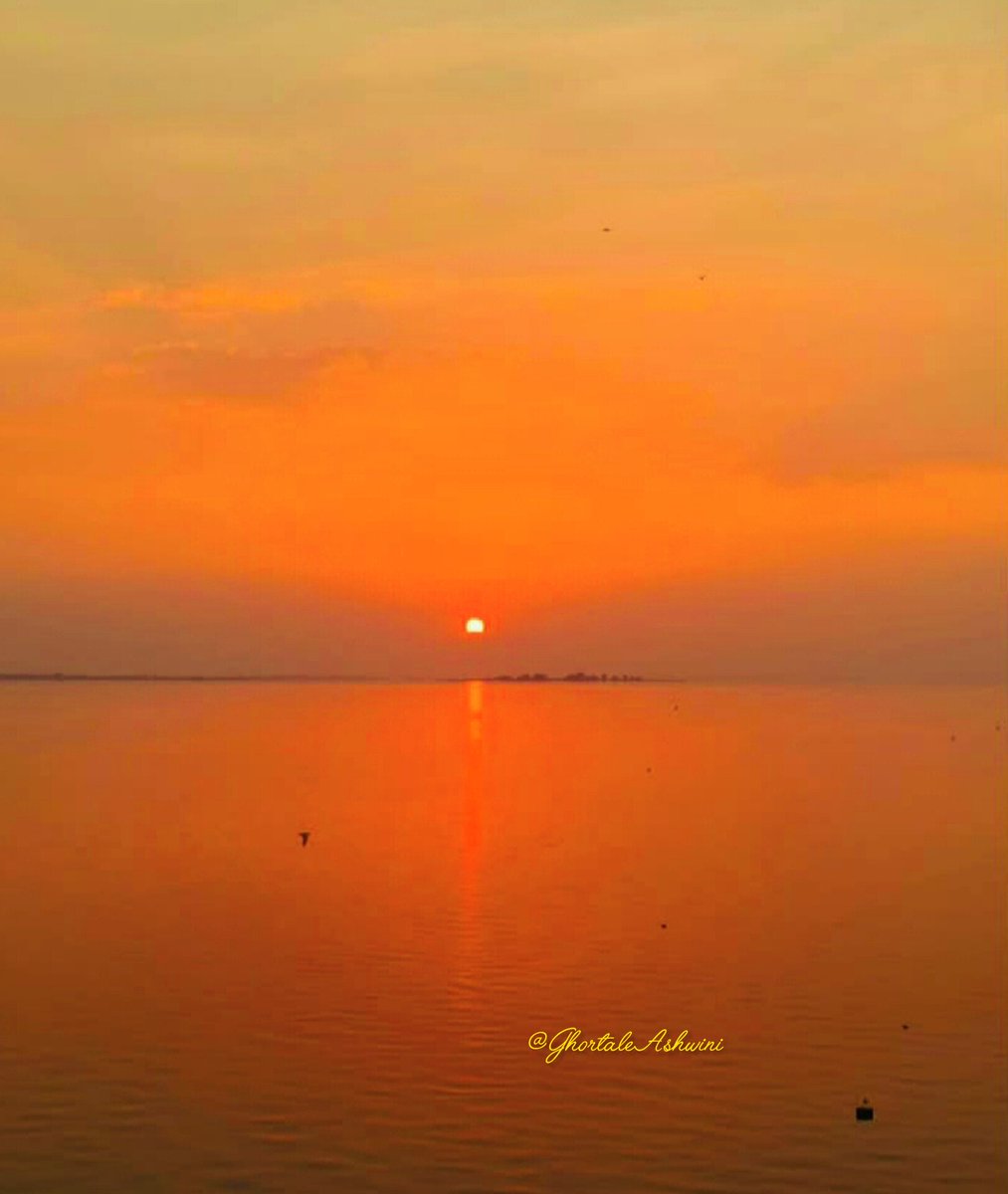 GhortaleAshwini's tweet photo. Evening🌙

The sunset paints the water in 

shades of orange and everything 

feels peaceful. https://t.co/HD3N7LpwoG