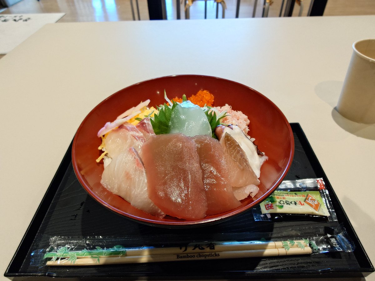 wavelets72's tweet photo. 忘れないうちに
今日のお昼ご飯

仙崎丼と仙崎ラーメン

#道の駅 #センザキッチン
#ソロツーごはん #ラーメン https://t.co/qLM2bZa8cn