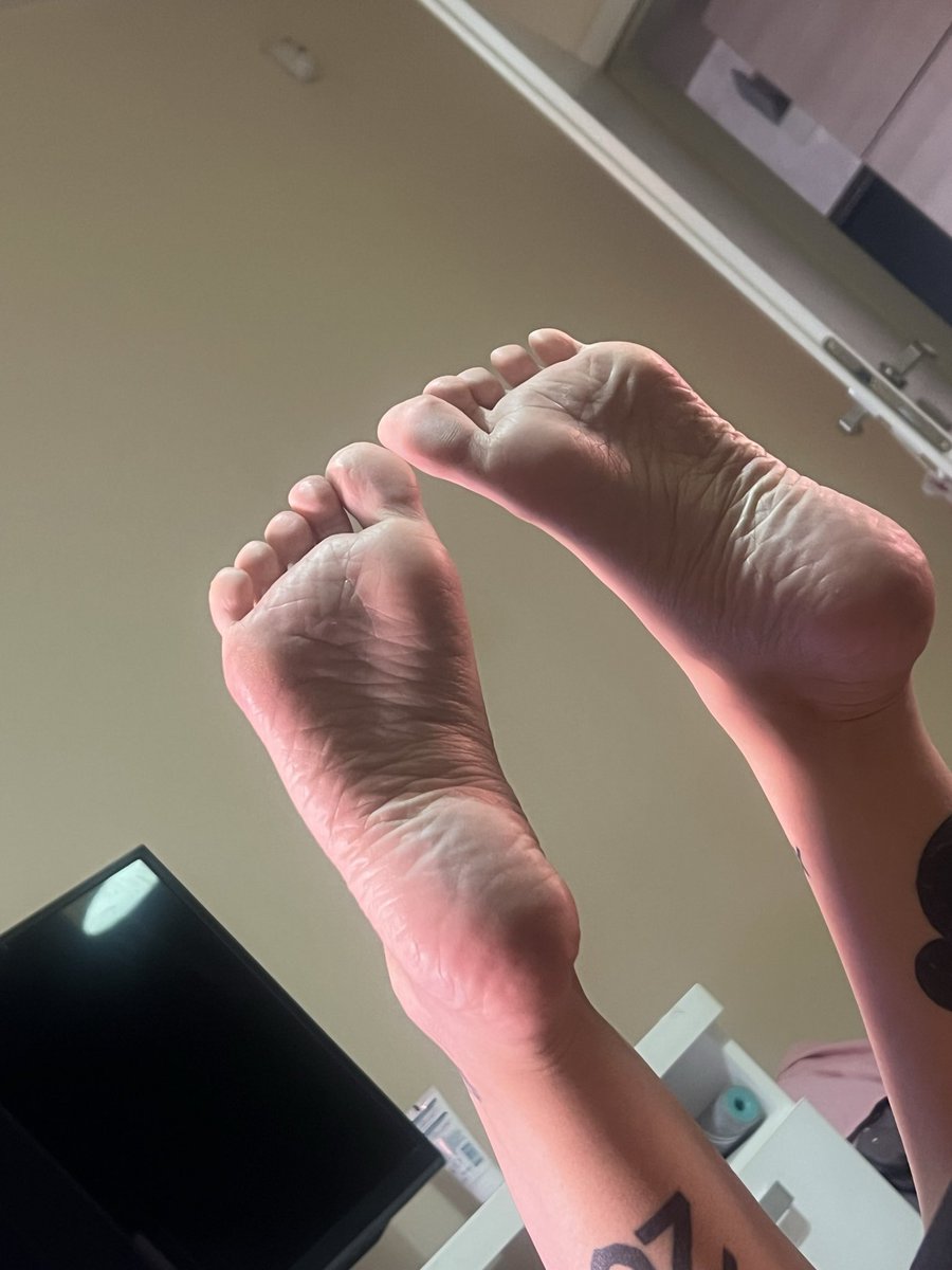 PearlSteps's tweet photo. #feetpics #pedicure #footlovers #barefeet #footmodel https://t.co/w1ppU3sBnl