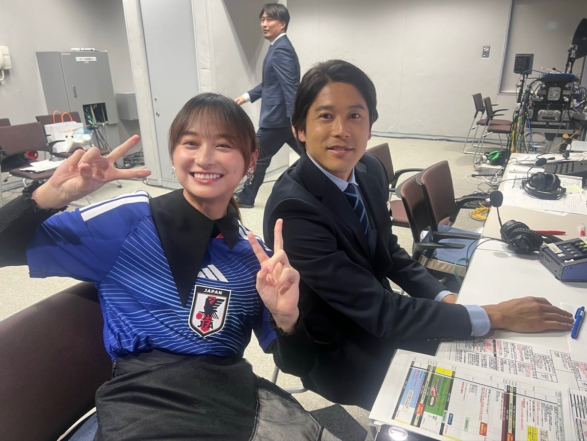 KageyamaStaff's tweet photo. 15年ぶりのキリンカップ優勝🏆
素晴らしい試合でした！🇯🇵⚽️

そして影山は初実況席！
ハーフタイムのハイライトを担当させていただきました！

そして内田さんとお写真を撮っていただきました。
ありがとうございました！
#サッカー日本代表 #キリンカップ2026 https://t.co/2QB9myXEDL