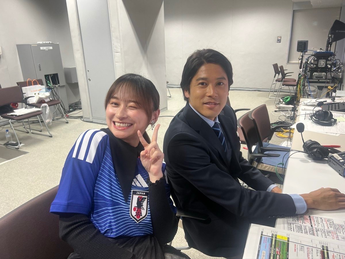 KageyamaStaff's tweet photo. 15年ぶりのキリンカップ優勝🏆
素晴らしい試合でした！🇯🇵⚽️

そして影山は初実況席！
ハーフタイムのハイライトを担当させていただきました！

そして内田さんとお写真を撮っていただきました。
ありがとうございました！
#サッカー日本代表 #キリンカップ2026 https://t.co/2QB9myXEDL