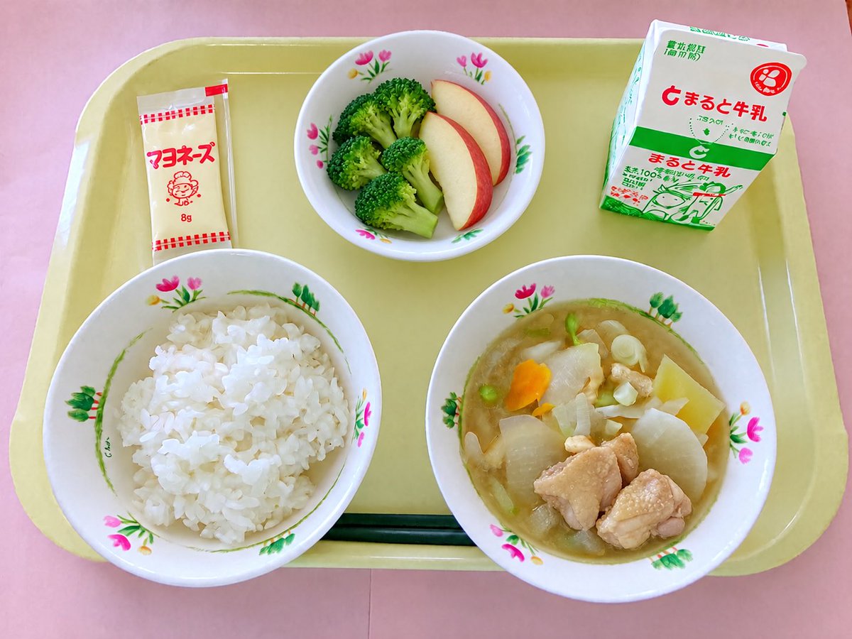 NorthFacebookJ1's tweet photo. @shoukaku_1st もとの給食に色合い良くする為にブロッコリーとリンゴ入れて投稿したら賛否両論頂きました。
小学生には量が多かったので最終的にこれになりました。 https://t.co/0B8d2MWYdT