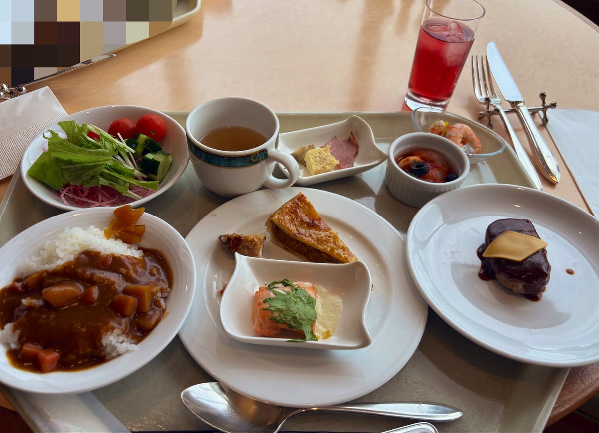 amerui_minaduki's tweet photo. お姉とホテルオークラ新潟のアリスのハロウィンパーティースイーツ&amp;ランチビュッフェ行ってきた☺️どれも美味しくたくさんおかわりしました☺️スイーツは私には、甘すぎておかわり無理でした…でも美味しかった☺️ https://t.co/1oodvYQeog