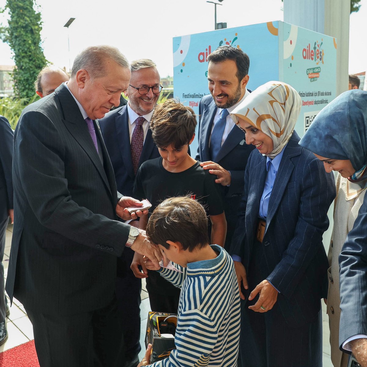 abdullahozdemir's tweet photo. İstanbul'da ailelerimizin ve evlatlarımızın yoğun ilgisiyle geçen AileFest'te bugün Genel Başkanımız, Cumhurbaşkanımız Sayın @RTErdogan 'ı ağırlamanın mutluluğunu yaşıyoruz. https://t.co/nkpINHtcs7