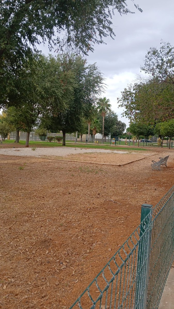 VecinosEncinas's tweet photo. Hace meses en Las Encinas el @aytoguadaira quitó los columpios del parque y prometieron unos nuevos... Nuestros niños no tienen derecho a jugar, no? Tampoco han puesto marquesina para el bus, no pueden ir ni a otro parque, esto es justo? @anaisabel_jc @PsoeAlcalaGra @adlealcala https://t.co/QgpWRarWVQ