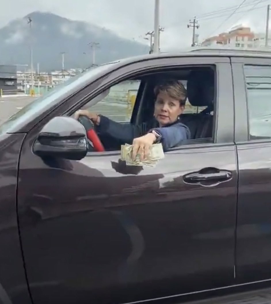 TAVODEPONCE's tweet photo. Yo, cuando pongan servicio al auto en el Cyrano https://t.co/xelnmANB6Q