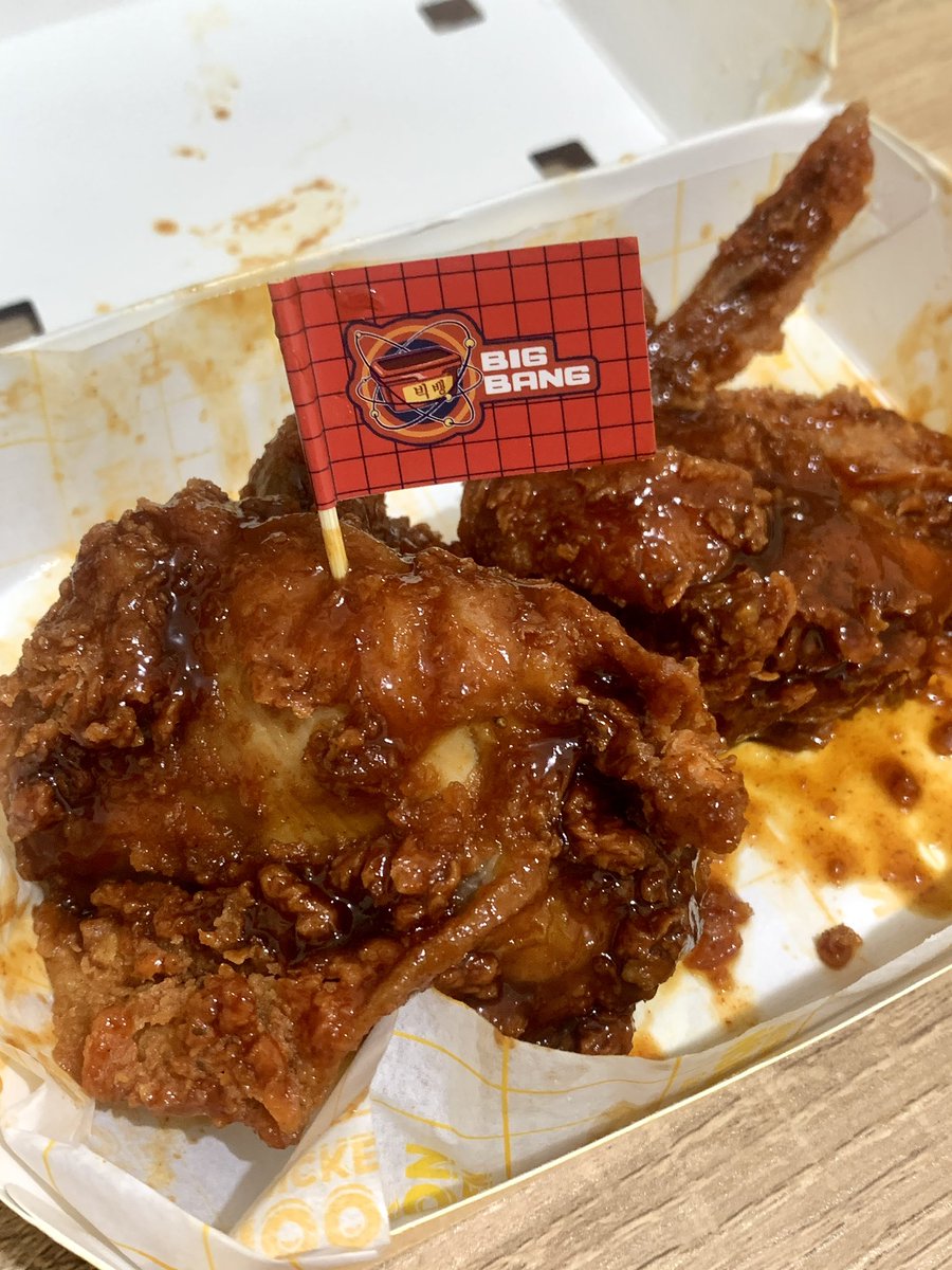 byutamee's tweet photo. Ada 3 rasa tapi aku sih paling suka yang big bag ini. Pedes manis ketemu ayam yang gurih crispy… gak bisa berword word 😭

Nasi jumeokbapnya juga pulen pas banget dimakan pake ayamnya. Eittss, jangan lupa cocolin sausnya. Favorit aku yang garlic mayo &amp; truffle mayo https://t.co/PtgDd1JZtg