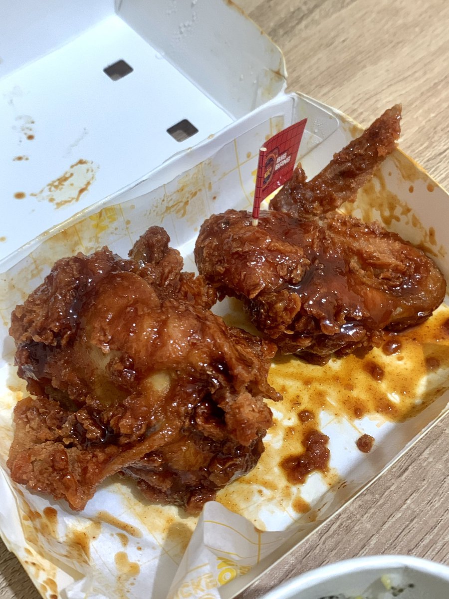 byutamee's tweet photo. Ada 3 rasa tapi aku sih paling suka yang big bag ini. Pedes manis ketemu ayam yang gurih crispy… gak bisa berword word 😭

Nasi jumeokbapnya juga pulen pas banget dimakan pake ayamnya. Eittss, jangan lupa cocolin sausnya. Favorit aku yang garlic mayo &amp; truffle mayo https://t.co/PtgDd1JZtg