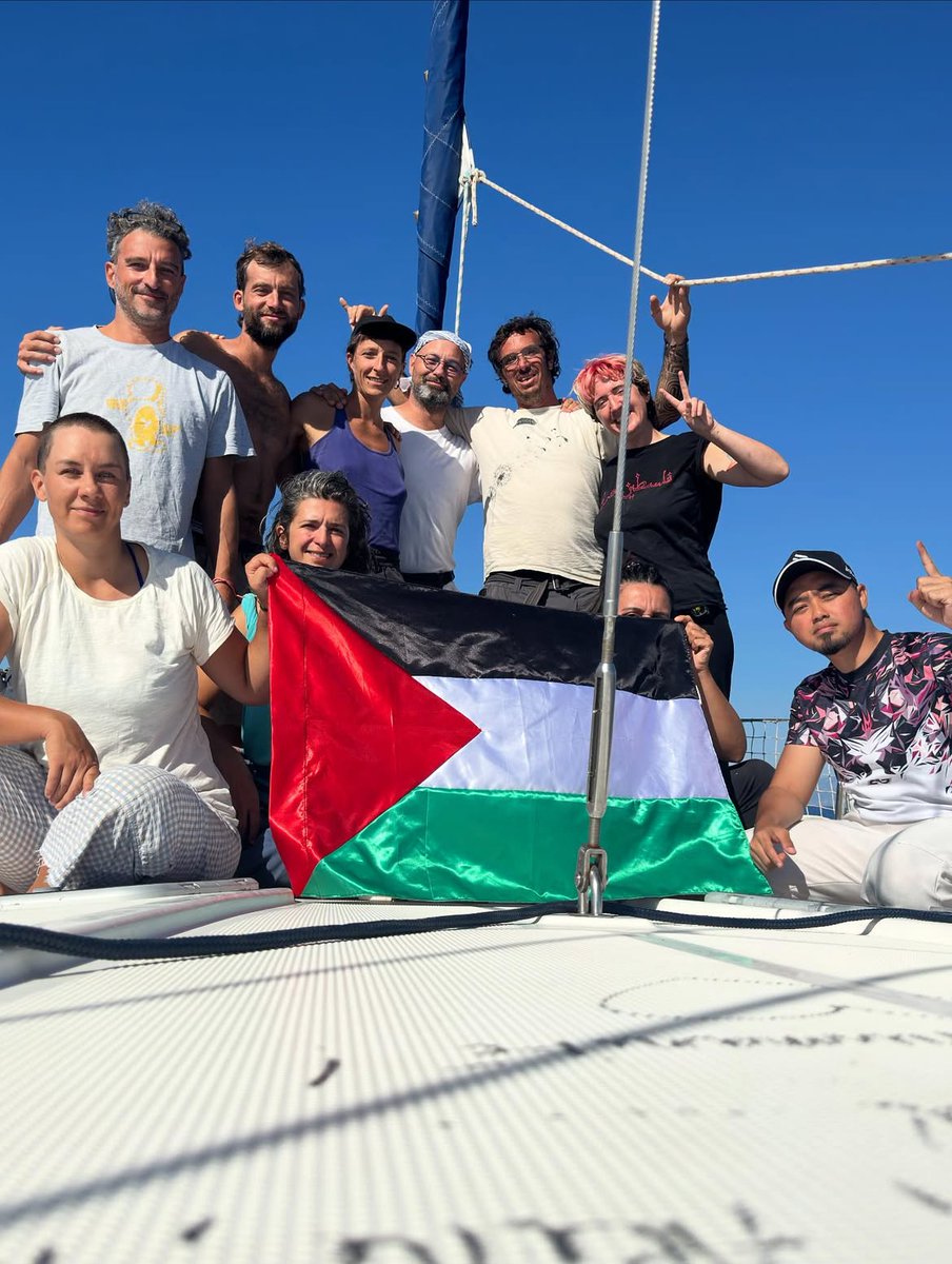 thomas_guenole's tweet photo. Il y a un an, 400 volontaires et 44 bateaux de 40 pays traversaient la Méditerranée pour tenter de briser pacifiquement le blocus israélien illégal et inhumain sur Gaza.
J’étais à bord de l’Aurora. Aucun écrivain n’aurait pu imaginer l’assemblage cosmopolite et foutraque qu’était notre équipage.
Irene, l'Italienne de Médecins Sans Frontières, qui en temps normal sauve des migrants en Méditerranée, et dont les rires éclatent comme des rayons de soleil. Sharka, l’auteure-interprète tchèque d’art contemporain et éducatrice sexuelle psychosomatique, qui devint notre psy et notre prof de yoga.
Cat', l'activiste irlandaise écoféministe aux cheveux tricolores, qui fait la médiatrice de tous avec tout le monde et rédige chaque matin nos répartitions des tâches. Fede, l'acrobate italienne capable d'escalader notre mât, l'infatigable veilleuse de nuit. Sazù, la mystique italienne et cuisinière de refuge de montagne, qui n'a prononcé que deux mots après le bombardement par les drones : « Je reste ». Tabea, l'éboueuse suisse idéaliste devenue gestionnaire en chef des déchets et des stocks de notre navire. Marita, la Chilienne, fille d'un des résistants assassinés par la dictature militaire de Pinochet.
Paolo, le Brésilien, photographe de mode vivant à l’année sur un voilier, notre capitaine, qui une nuit sauva toute la flottille en ordonnant de foncer vers les eaux grecques pendant le bombardement des drones israéliens. Marco, l'Italien de Greenpeace, maestro absolu de la cuisson des pâtes, l'éternel inquiet qui range tout plusieurs fois pour calmer ses angoisses.
Joe, le Malaisien, musulman pratiquant, organisateur de pèlerinages à La Mecque, et qui avait vendu sa voiture pour venir participer à notre convoi humanitaire.
Etienne, l’ébéniste français vivant en Suisse, qui en quelques jours apprit les cordes (littéralement) pour devenir second à bord du voilier. Carles, le marin espagnol imperturbable, notre capitaine après le bombardement, barbe blanche en bataille et clopes roulées au bec.
Et puis tous les autres.
Et puis moi, qui vous ai raconté notre histoire.
Nous sommes unis pour la vie par ce que nous avons traversé ensemble, au service du peuple palestinien.
Fidèlement,
ThG