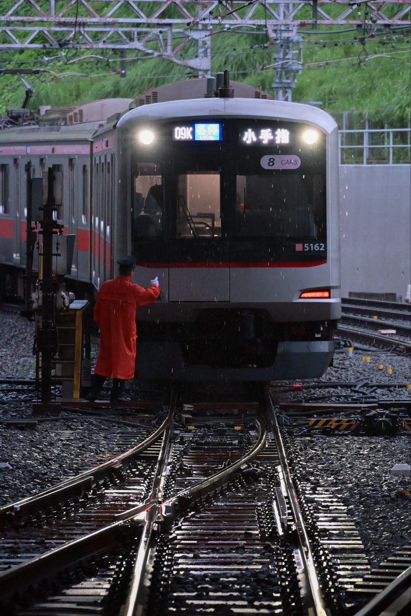 seitsu95606091's tweet photo. 5162fは新塗装化前最後の走行を終え、元住吉検車区へ
終わりの始まり https://t.co/Tl4XM06NDA