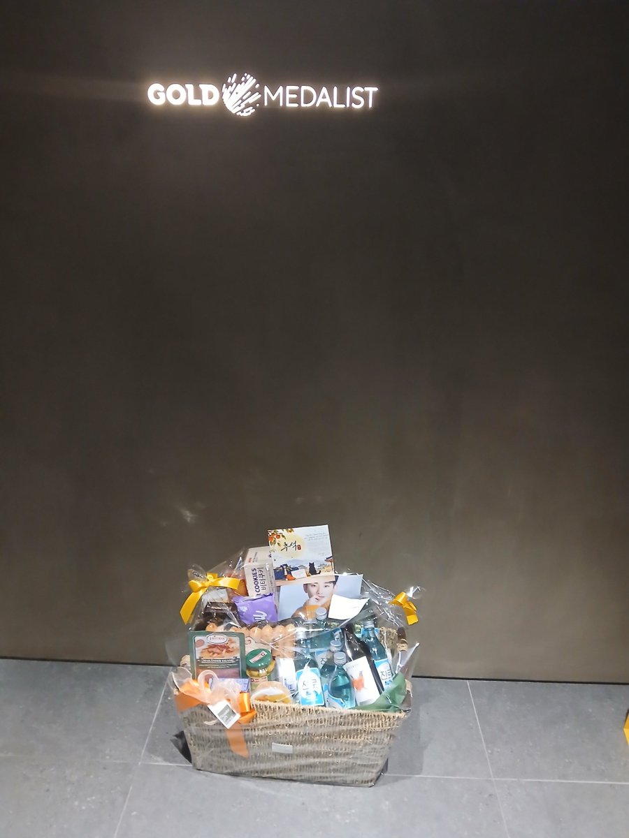 flowergiftkorea's tweet photo. #KimSooHyun 💙✨ Pretty gifts made with love, especially for him. 🎁🌸
We hope you enjoy these thoughtful gifts and feel all the love and support from your fans around the world. Always cheering for you! 🤍
#KimSooHyun #김수현 #KimSooHyunFans #FanGift #KoreanActor #WithLove https://t.co/cR9RPOVWbJ