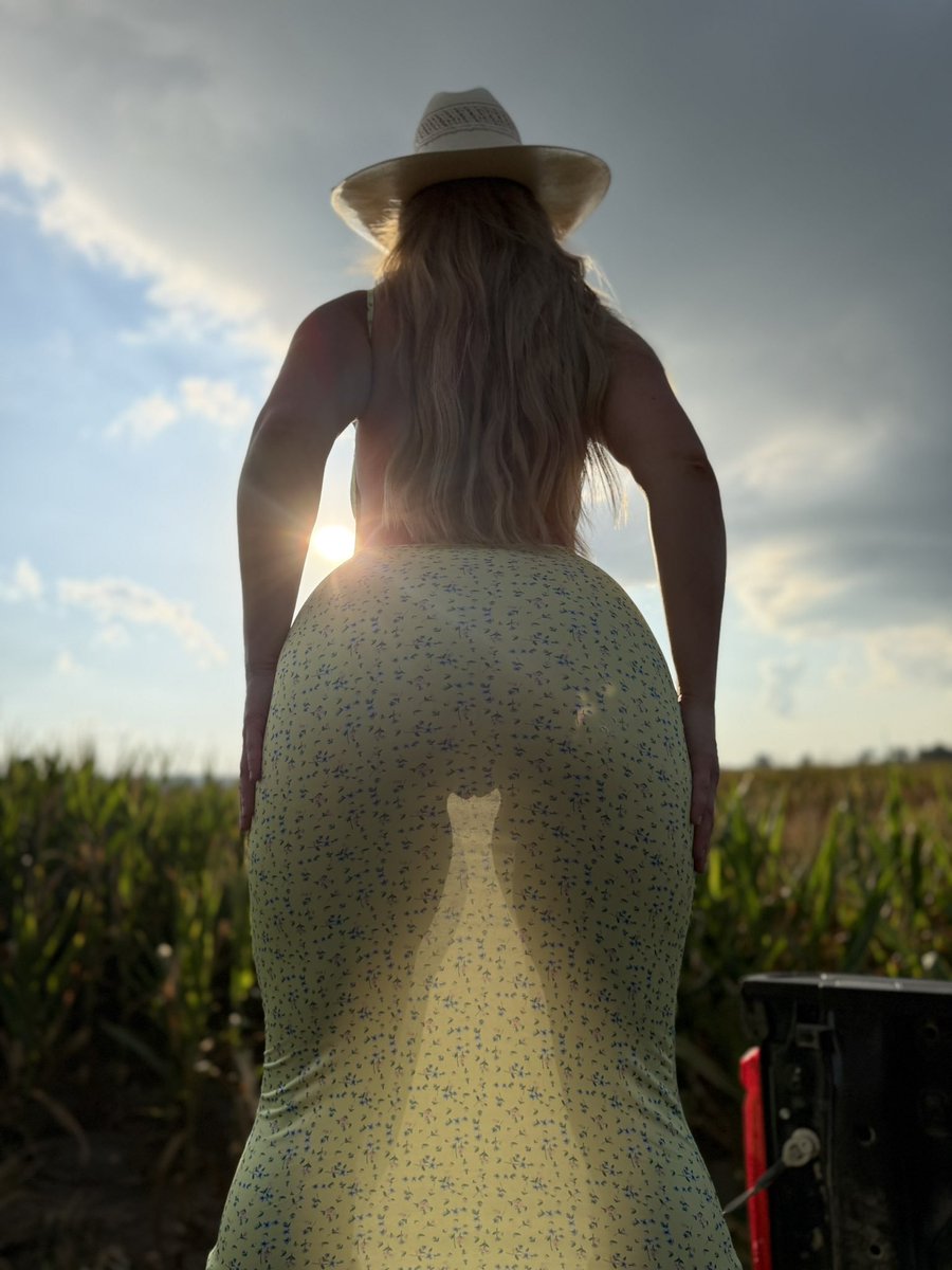 midwestEmmaC's tweet photo. @midwest_emma Come eat me 🤠🥵 https://t.co/4HnqGVsDqp