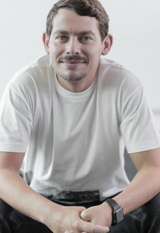 BojanPozar's tweet photo. Neuradno: @ursicdomen (na sliki levo) in Matija Sevšek (desno) sta danes vstopila v partnersko strukturo podjetja Herman in partnerji SK (strateško komuniciranje), vsak z 10% lastniškega deleža. To firmo sicer obvladujeta Franci Zavrl in Dejan Verčič. Viri ocenujejo, da gre za pomemben premik znotraj te branže, zlasti na sceni političnega marketinga in poslovnih komunikacij.