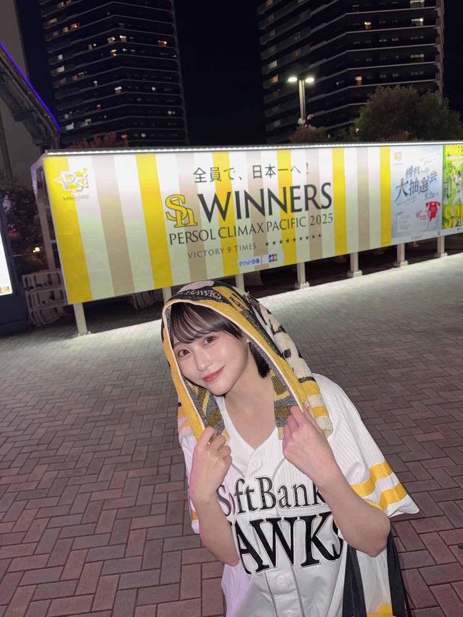 airi_213_hkt48's tweet photo. ついにレギュラーシーズン143試合終了🥲
91勝49敗3分、すごい数字だ……
そのうち47試合現地観戦できました✊🏻

次はCS🔥今年はどんな戦いになるのか楽しみです！！！！写真は去年CS突破した日の🌟 #sbhawks https://t.co/iVVggos5W5