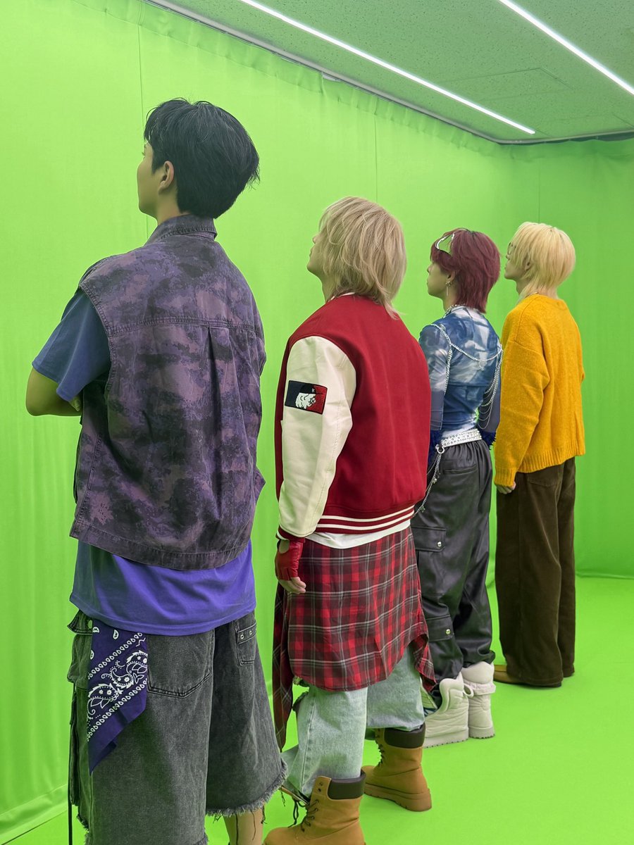 owv_official's tweet photo. \ フジテレビ「なんでも検証！？ 全力戦士OWV」/

「世の中には――
まだ誰も答えを知らない
“ちょっと気になる疑問”があふれている」

そんな無謀な検証に、
　　　全力で挑んでくれる男たちがいる。

👧🏻🎤
「みんなの声で、あの4人を呼んでみよう！」
「せーの！」

QWV「全力戦士OWVー！！！！」

👧🏻🎤
「まだまだ足りない！！
そんな声じゃ全力戦士には届かないよ！」
「もっと全力で！！」「せーの！！」

QWV「全力戦士OWVー！！！！」

どんな疑問にも、全力で挑む。
「全力戦士！OWV」明日26時、参上 。

➖🦸➖🦸➖🦸➖🦸

フジテレビ
「なんでも検証！？ 全力戦士OWV」
10月６日（火）26時～26時30分 
⏬番組公式HP
https://t.co/Th8vjXN5M4

#OWV #全力戦士OWV
#OWV_SQUAD #OWV_ラビダビ☀️