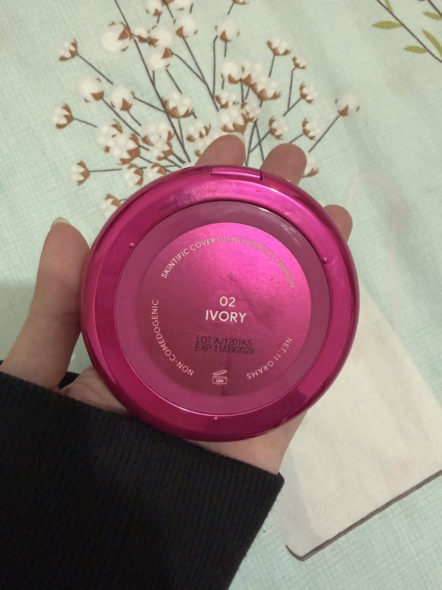 teazilv's tweet photo. wts preloved skintific cover glow perfect pink cushion instant 02 ivory 

125k | jakarta wajin split pay 

condition: baru dipakai sekali, dijual karena gak cocok shadenya 

t. makeup finish dewy https://t.co/bOR8QyUFRM